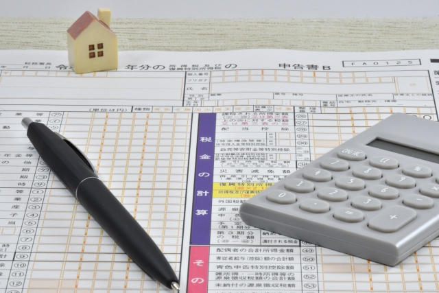 屋根修理にかかった費用は確定申告で控除の対象になる? | お役立ち情報